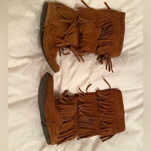Minnetonka boots size 6